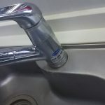 【作業事例】北名古屋市で、キッチンシンク蛇口の付け根のカリカリした汚れ