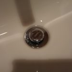 洗面ボールの排水栓の部品が外せない。その外し方をご説明します。