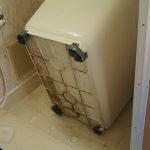 【作業事例】バスタブをひっくり返して洗う/トイレのタンクの中はこう汚れている