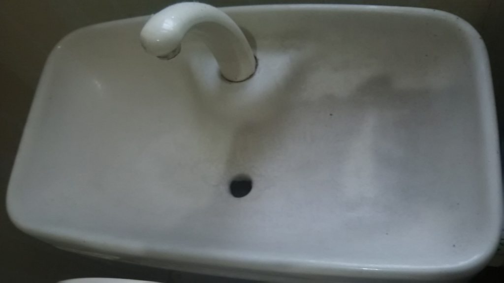 手洗いタンク上部の汚れ