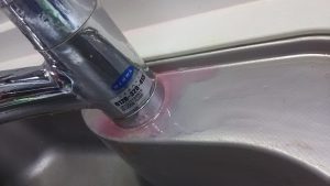 洗剤を塗っている
