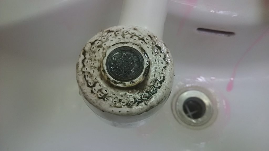 洗面台のシャワーヘッドの黒い汚れ落とし | タジマクリーンサービス