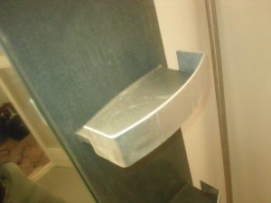 浴室の棚の汚れ