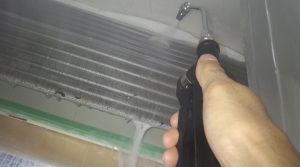 エアコン高圧洗浄中