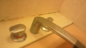浴室蛇口周りの汚れ