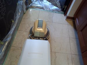 ポリッシャーで研磨中