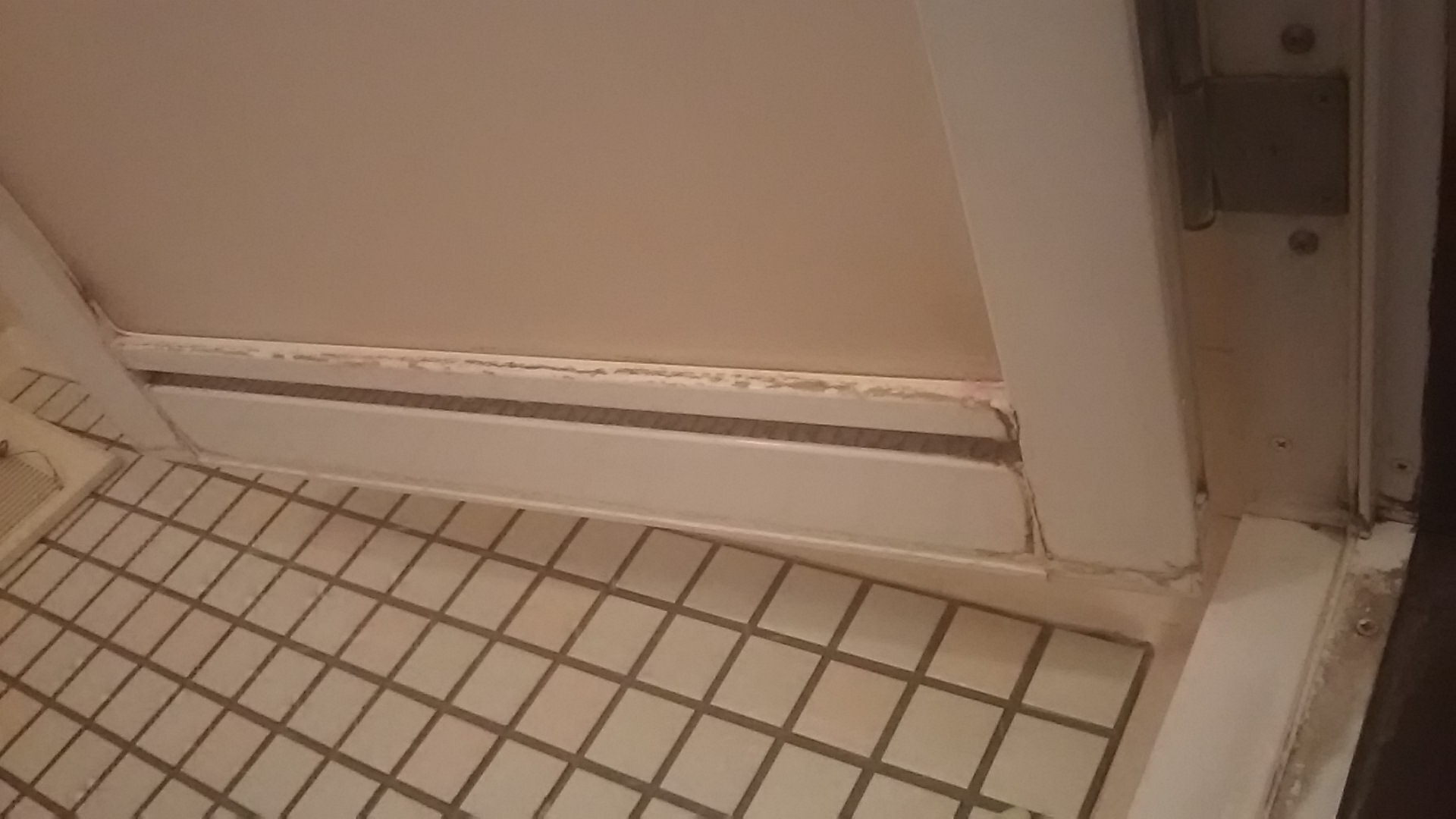 浴室ドアのカリカリとした水垢よごれ