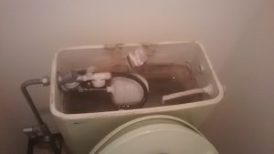 トイレのタンク内部