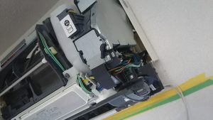 分解途中のエアコン