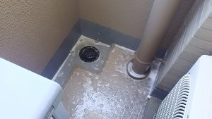 消毒剤をまいたベランダ