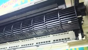 洗浄したエアコン部品