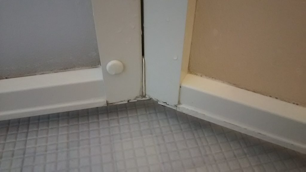 浴室ドアのカリカリ汚れ