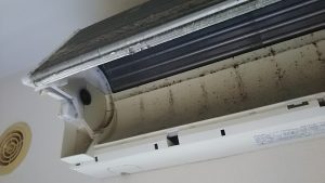 汚れたエアコン本体