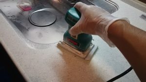 電動工具で磨く
