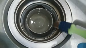 キッチン排水溝を刷毛でつつく