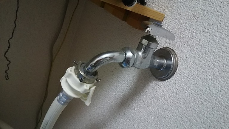 洗濯機用の蛇口　シャワーホースのつなぎ方 ホースを引っ張る　接続　おそうじ　浴室　蛇口　タカギ