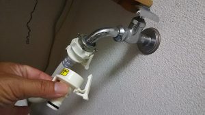 洗濯機用の蛇口からホースを引っ張る