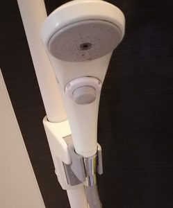 浴室シャワーからホースを引っ張る