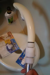 浴室シャワーからホースを引っ張る
