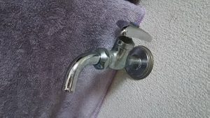 洗濯機用の蛇口からホースを引っ張る