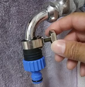 洗濯機用の蛇口からホースを引っ張る
