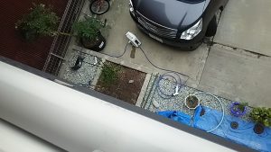 2階ベランダにホースを引っ張る