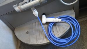 浴室の蛇口からホースをつなぐ