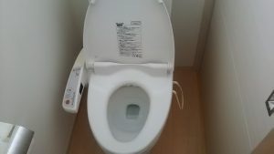トイレ便座の外し方